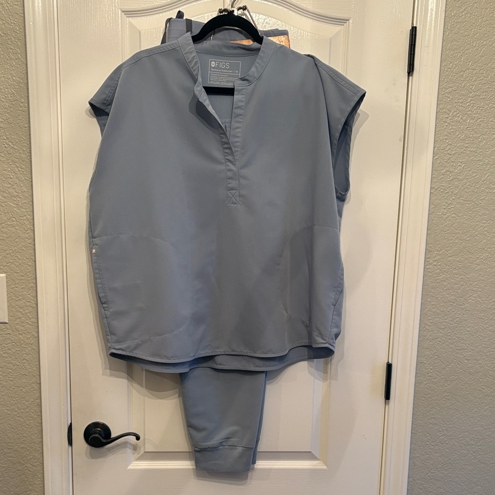 Figs Technical Collection Chambray Scrub Set XL top with 2XL bottom